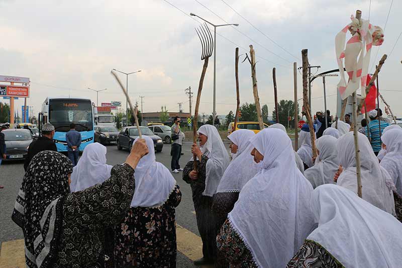 Kütahya'nın İnköy mahallesi sakinleri, hayvanlarını otlattıkları meraya müze binası yapılmasını şehirler arası karayolunu trafiğe kapatarak protesto etti. 