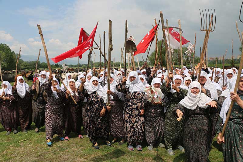 Kütahya'nın İnköy mahallesi sakinleri, hayvanlarını otlattıkları meraya müze binası yapılmasını şehirler arası karayolunu trafiğe kapatarak protesto etti. 