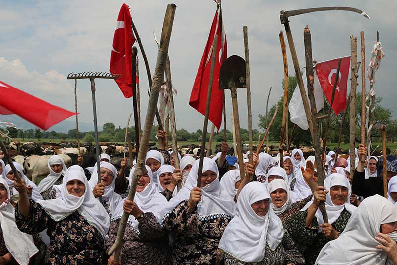 Kütahya'nın İnköy mahallesi sakinleri, hayvanlarını otlattıkları meraya müze binası yapılmasını şehirler arası karayolunu trafiğe kapatarak protesto etti. 