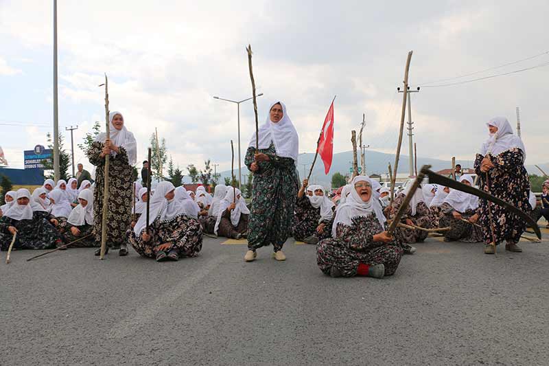 Kütahya'nın İnköy mahallesi sakinleri, hayvanlarını otlattıkları meraya müze binası yapılmasını şehirler arası karayolunu trafiğe kapatarak protesto etti. 