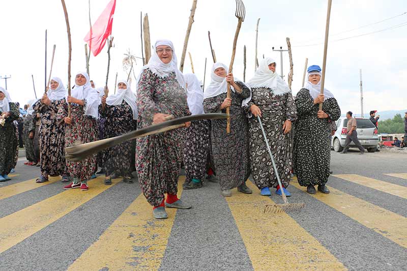 Kütahya'nın İnköy mahallesi sakinleri, hayvanlarını otlattıkları meraya müze binası yapılmasını şehirler arası karayolunu trafiğe kapatarak protesto etti. 