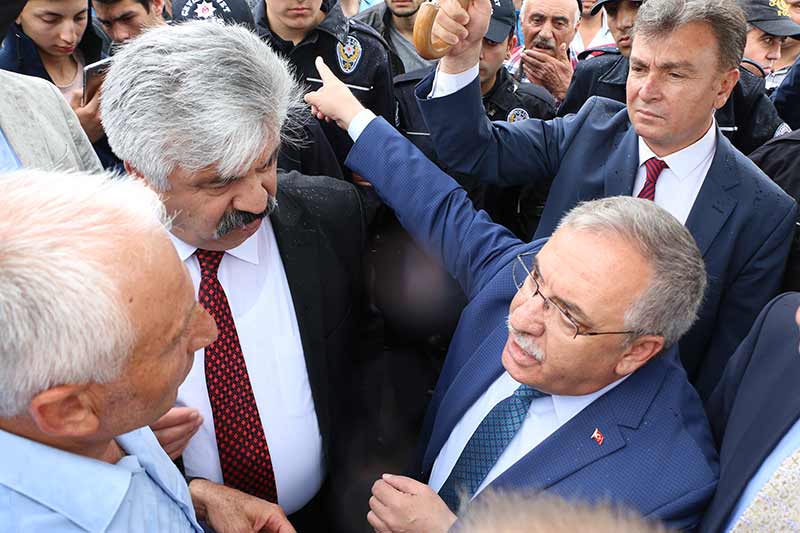 Kütahya'nın İnköy mahallesi sakinleri, hayvanlarını otlattıkları meraya müze binası yapılmasını şehirler arası karayolunu trafiğe kapatarak protesto etti. 