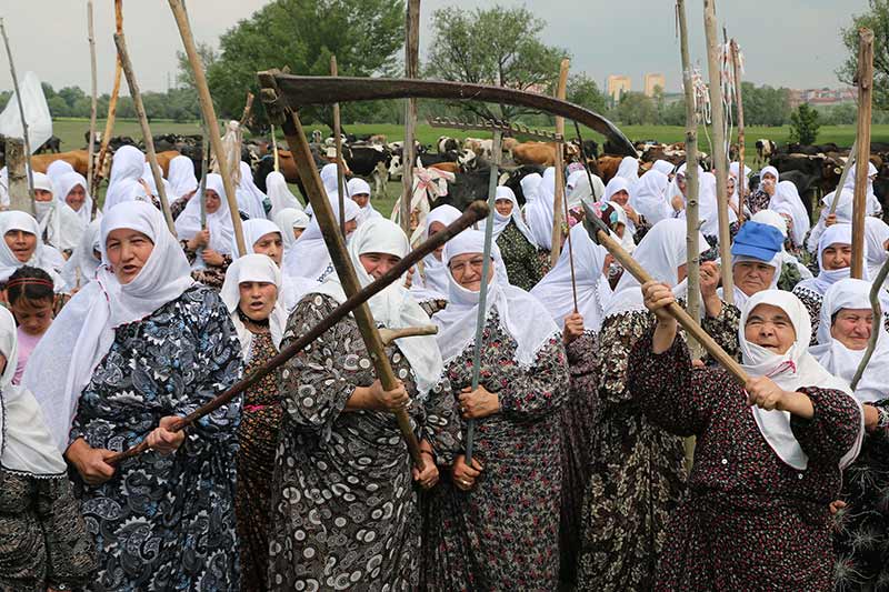 Kütahya'nın İnköy mahallesi sakinleri, hayvanlarını otlattıkları meraya müze binası yapılmasını şehirler arası karayolunu trafiğe kapatarak protesto etti. 