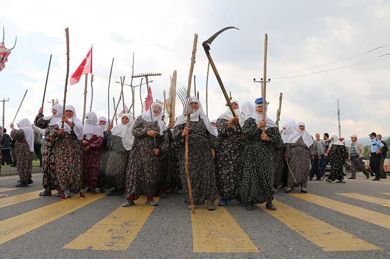 Kütahya'nın İnköy mahallesi sakinleri, hayvanlarını otlattıkları meraya müze binası yapılmasını şehirler arası karayolunu trafiğe kapatarak protesto etti. 