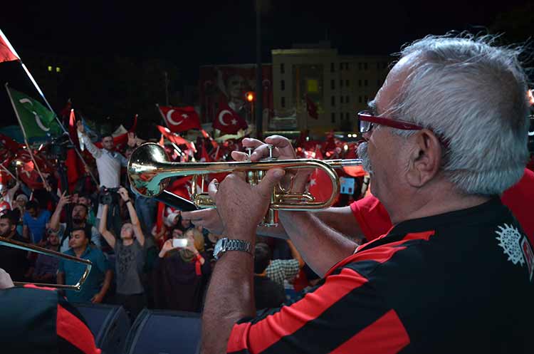 Bando Es Es'ten demokrasi nöbetine destek