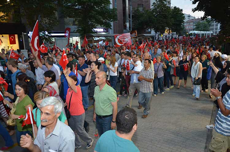 Bando Es Es'ten demokrasi nöbetine destek