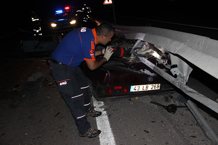 Kütahya'da otomobilin bariyerlere çarpması sonucu, 3 kişi öldü, 1 kişi yaralandı.