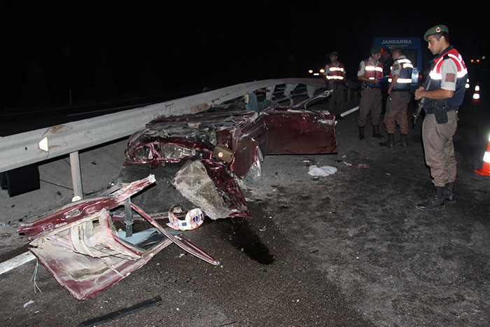 Kütahya'da otomobilin bariyerlere çarpması sonucu, 3 kişi öldü, 1 kişi yaralandı.