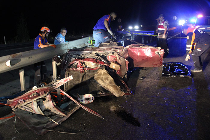 Kütahya'da otomobilin bariyerlere çarpması sonucu, 3 kişi öldü, 1 kişi yaralandı.