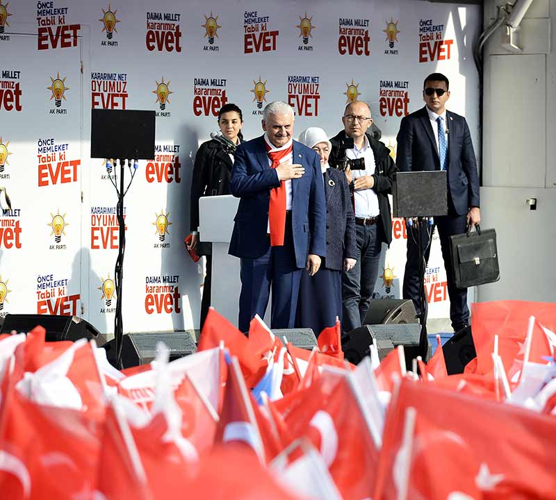 Bilecik’te halka seslenen Başbakan Binali Yıldırım, “Bilecik Meydanından söylüyorum. Boşa kürek çekiyorsunuz. Bu millet basiretli bir millet. Bu milleti bildiği yoldan, doğru yoldan çeviremezsiniz.”