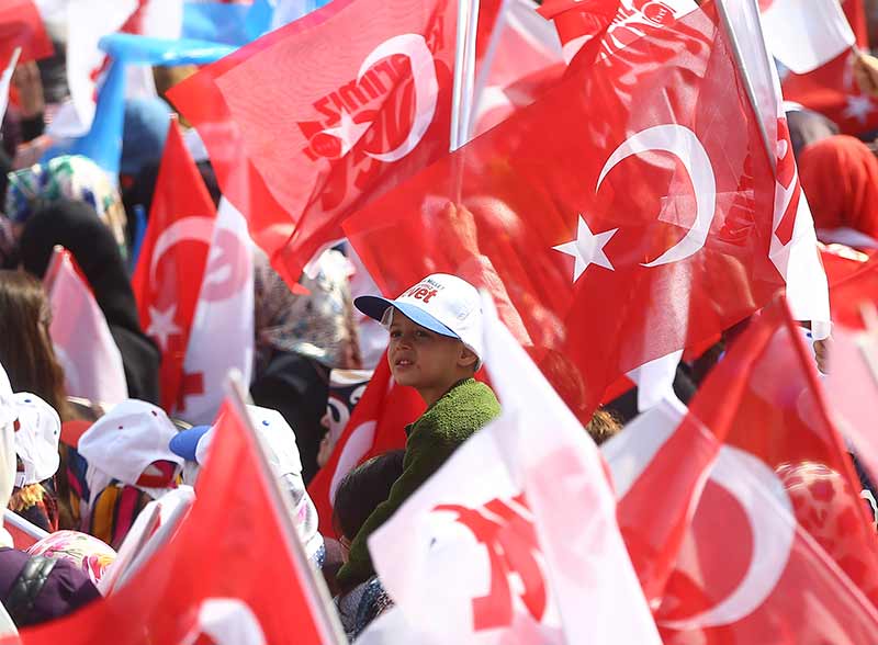 Bilecik’te halka seslenen Başbakan Binali Yıldırım, “Bilecik Meydanından söylüyorum. Boşa kürek çekiyorsunuz. Bu millet basiretli bir millet. Bu milleti bildiği yoldan, doğru yoldan çeviremezsiniz.”