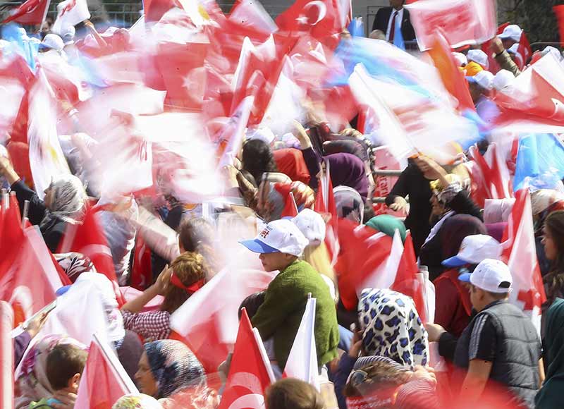 Bilecik’te halka seslenen Başbakan Binali Yıldırım, “Bilecik Meydanından söylüyorum. Boşa kürek çekiyorsunuz. Bu millet basiretli bir millet. Bu milleti bildiği yoldan, doğru yoldan çeviremezsiniz.”