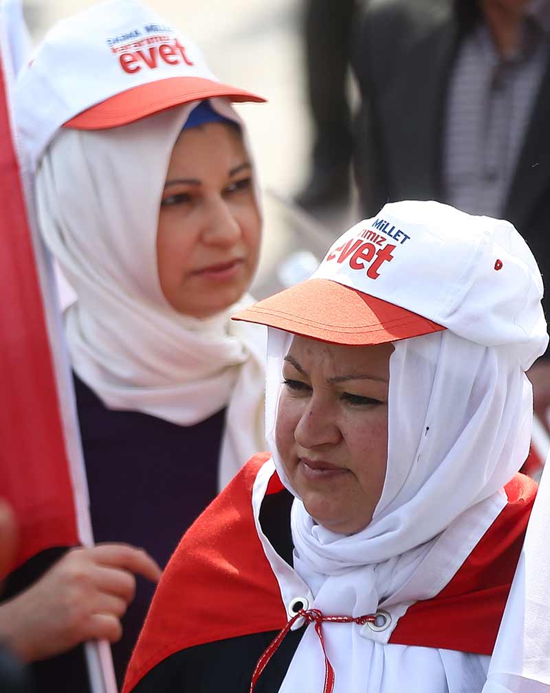 Bilecik’te halka seslenen Başbakan Binali Yıldırım, “Bilecik Meydanından söylüyorum. Boşa kürek çekiyorsunuz. Bu millet basiretli bir millet. Bu milleti bildiği yoldan, doğru yoldan çeviremezsiniz.”