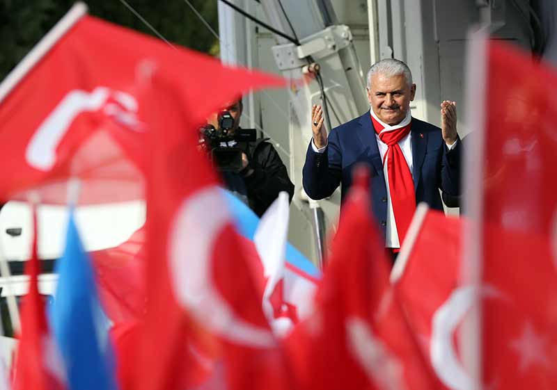 Bilecik’te halka seslenen Başbakan Binali Yıldırım, “Bilecik Meydanından söylüyorum. Boşa kürek çekiyorsunuz. Bu millet basiretli bir millet. Bu milleti bildiği yoldan, doğru yoldan çeviremezsiniz.”