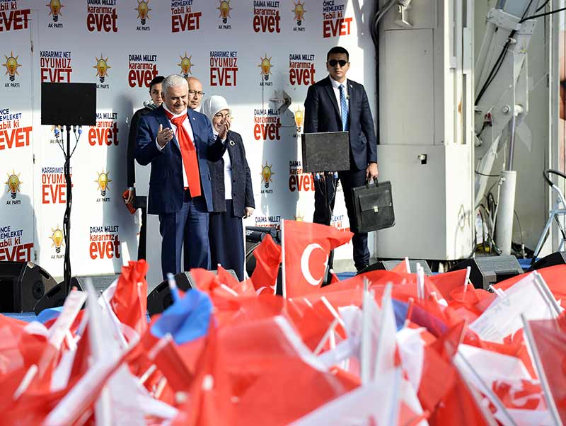 Bilecik’te halka seslenen Başbakan Binali Yıldırım, “Bilecik Meydanından söylüyorum. Boşa kürek çekiyorsunuz. Bu millet basiretli bir millet. Bu milleti bildiği yoldan, doğru yoldan çeviremezsiniz.”