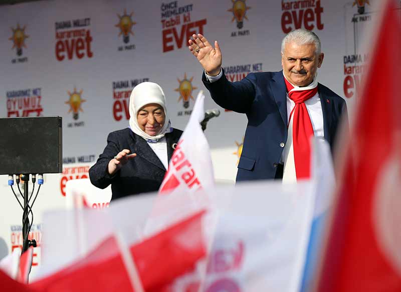 Bilecik’te halka seslenen Başbakan Binali Yıldırım, “Bilecik Meydanından söylüyorum. Boşa kürek çekiyorsunuz. Bu millet basiretli bir millet. Bu milleti bildiği yoldan, doğru yoldan çeviremezsiniz.”