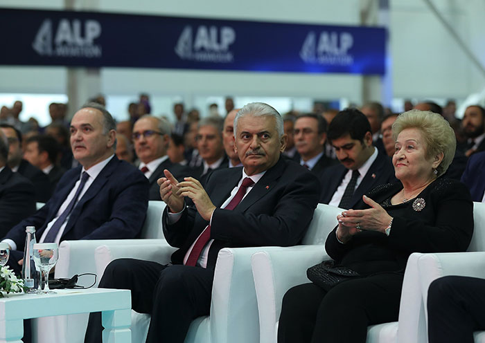 Başbakan Binali Yıldırım, Eskişehir Organize Sanayi Bölgesi'nde (OSB) Alp Havacılık Helikopter İş Merkezi Tesisleri'nin açılış törenine katılarak bir konuşma yaptı.