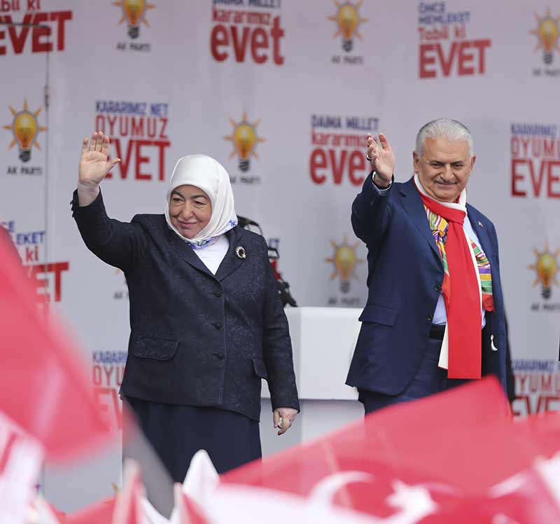 Kütahya'da konuşan Binali Yıldırım, 16 Nisan Pazar günü yapılacak anayasa referandumunu hatırlattı ve "Millete saygısı olmayanların pazar günü son kullanım tarihi bitiyor" dedi.