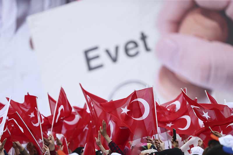 Kütahya'da konuşan Binali Yıldırım, 16 Nisan Pazar günü yapılacak anayasa referandumunu hatırlattı ve "Millete saygısı olmayanların pazar günü son kullanım tarihi bitiyor" dedi.