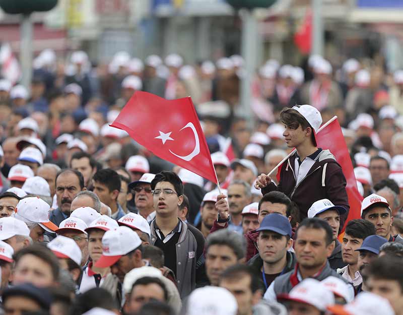 Kütahya'da konuşan Binali Yıldırım, 16 Nisan Pazar günü yapılacak anayasa referandumunu hatırlattı ve "Millete saygısı olmayanların pazar günü son kullanım tarihi bitiyor" dedi.