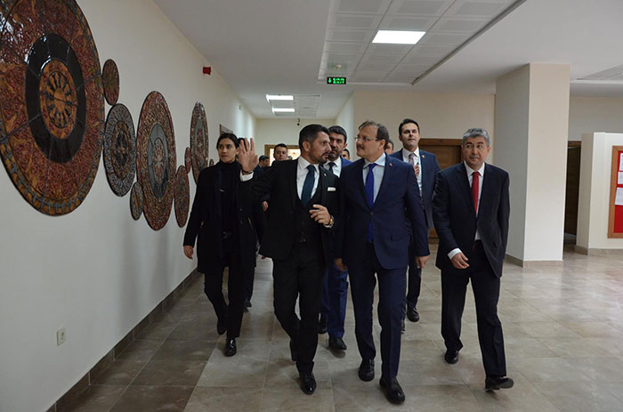 Başbakan Yardımcısı Hakan Çavuşoğlu Sivrihisar'ı ziyaret etti. Çavuşoğlu, Ulu Cami’nin mimarisine hayran kaldığını belirtti.