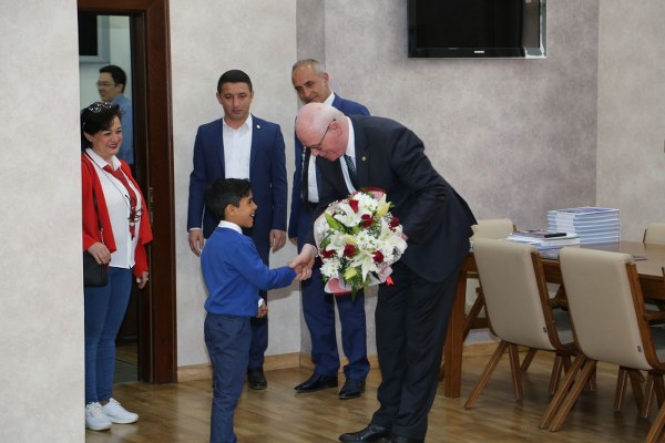 Odunpazarı Belediye Başkanı Kazım Kurt, 23 Nisan Ulusal Egemenlik ve Çocuk Bayramı’nda un makamını devrettiği Burak Bağcı’ya verdiği sözü tuttu. 