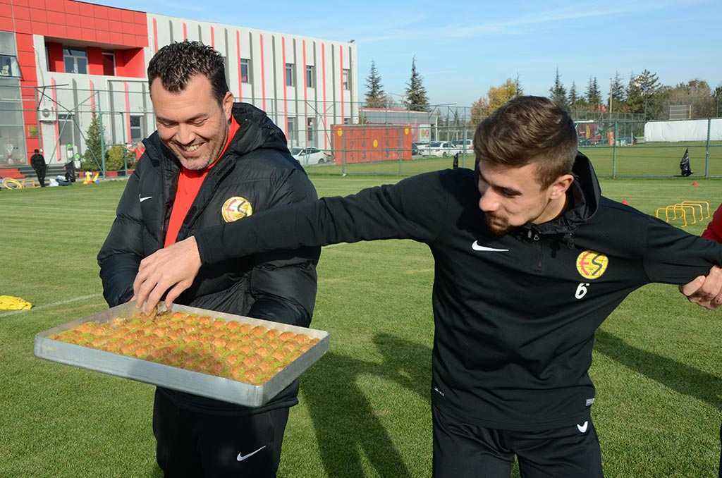 Eskişehirspor'u ziyaret eden Odunpazarı Belediye Başkanı Kazım Kurt, takımın destekçisi olmaya devam edeceklerini söyledi. 