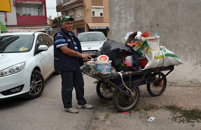 Hurda toplayan bir vatandaş, çöp konteynerinin içinde siyah çöp poşetinin içinde erkek bebek cesedi buldu. Paniğe kapılan vatandaş, ''İlk başta oyuncak sandım'' dedi.