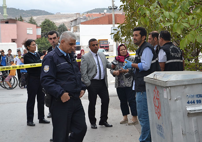 Hurda toplayan bir vatandaş, çöp konteynerinin içinde siyah çöp poşetinin içinde erkek bebek cesedi buldu. Paniğe kapılan vatandaş, ''İlk başta oyuncak sandım'' dedi.