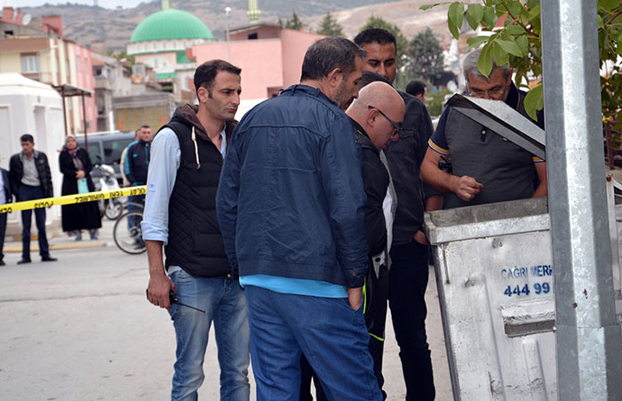 Hurda toplayan bir vatandaş, çöp konteynerinin içinde siyah çöp poşetinin içinde erkek bebek cesedi buldu. Paniğe kapılan vatandaş, ''İlk başta oyuncak sandım'' dedi.