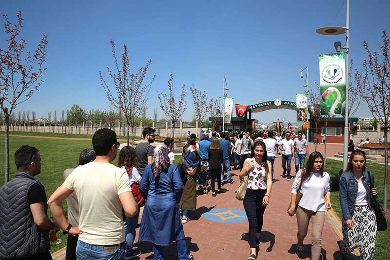 Büyükşehir Belediyesi, merakla beklenen Hayvanat Bahçesi’ni Sazova Bilim, Kültür ve Sanat Parkı’nda hizmete açtı. Hayvanat Bahçesi’ni ilk gününde 19 bin kişi ziyaret etti.