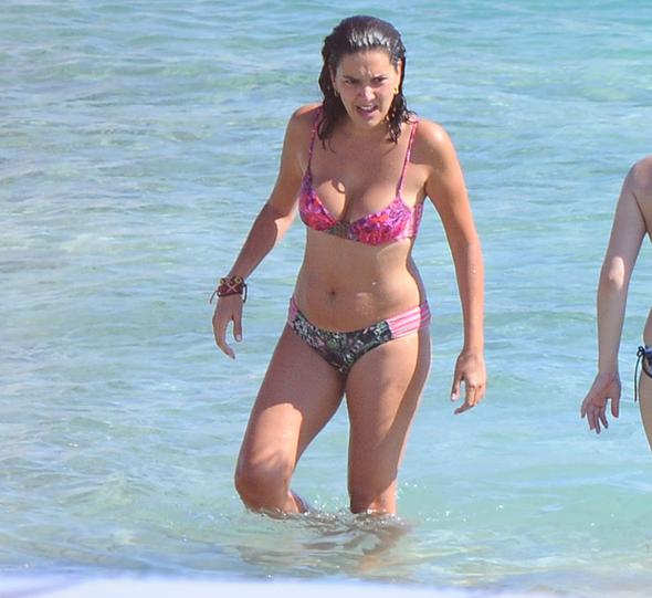 Bergüzar Korel, Fethiye’de başladığı tatile Çeşme’de devam ediyor. Eşi Halit Ergenç’in işleri nedeniyle eşlik edemediği oyuncu, önceki gün Paradiso Beach’teydi. Başrolü paylaştıkları “Vatanım Sensin” dizisinin çekimleri nedeniyle yorucu bir sezon geçiren Bergüzar Korel ile Halit Ergenç, yorgunluklarını Ege’de atıyor. Tatil sezonunu eşiyle birlikte Fethiye’de açan Korel, ikinci durak olarak Çeşme’yi seçti. Ünlü oyuncu önceki gün kız arkadaşlarıyla Paradiso Beach’teydi. İşleri nedeniyle Korel’e eşlik edemeyen Halit Ergenç’in de önümüzdeki günlerde Çeşme’ye geleceği öğrenildi..