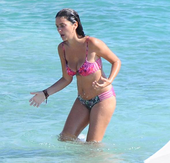 Bergüzar Korel, Fethiye’de başladığı tatile Çeşme’de devam ediyor. Eşi Halit Ergenç’in işleri nedeniyle eşlik edemediği oyuncu, önceki gün Paradiso Beach’teydi. Başrolü paylaştıkları “Vatanım Sensin” dizisinin çekimleri nedeniyle yorucu bir sezon geçiren Bergüzar Korel ile Halit Ergenç, yorgunluklarını Ege’de atıyor. Tatil sezonunu eşiyle birlikte Fethiye’de açan Korel, ikinci durak olarak Çeşme’yi seçti. Ünlü oyuncu önceki gün kız arkadaşlarıyla Paradiso Beach’teydi. İşleri nedeniyle Korel’e eşlik edemeyen Halit Ergenç’in de önümüzdeki günlerde Çeşme’ye geleceği öğrenildi..