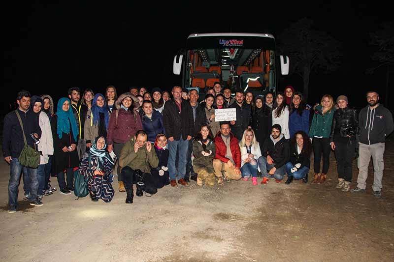 Kütahya'nın Domaniç ilçesinde her yıl ilkbahar mevsiminde çiftleşmek için gruplar halinde ormandan gölete göç eden kurbağalar, yolculuklarında birbirlerini sırtlarında taşıyor.