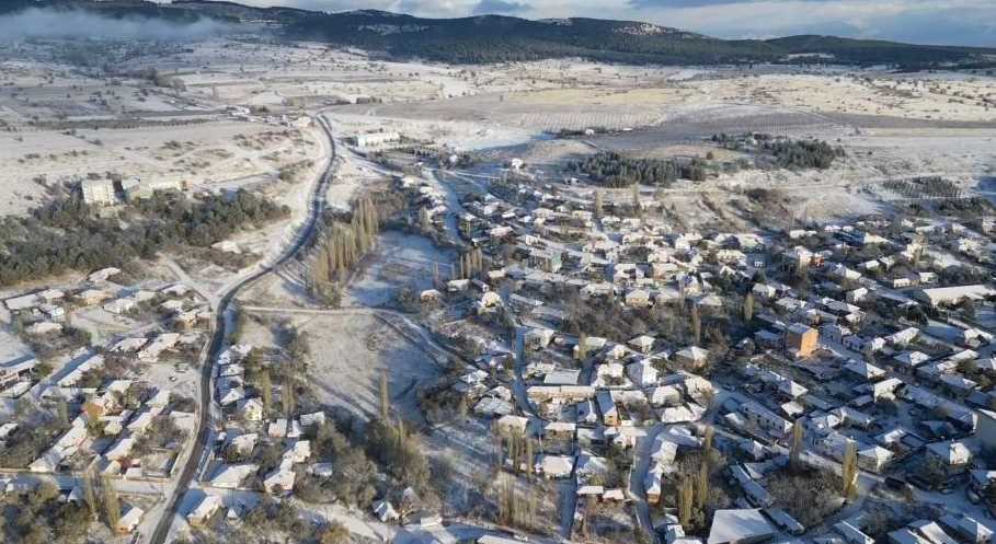 Bir hafta aradan sonra yeniden yağan karla beyaza bürünen Mihalıççık dron ile havadan görüntülenirken ortaya kartpostallık manzaralar çıktı.