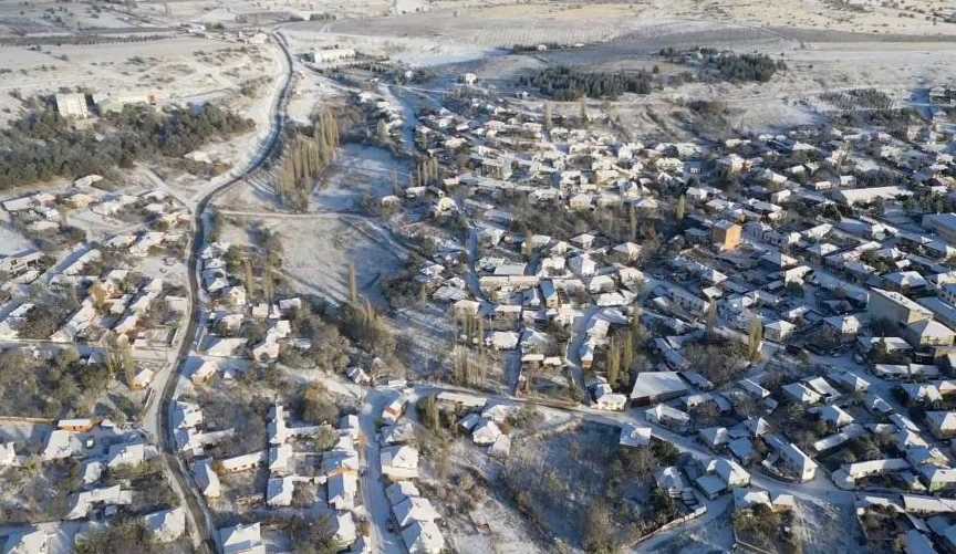 Bir hafta aradan sonra yeniden yağan karla beyaza bürünen Mihalıççık dron ile havadan görüntülenirken ortaya kartpostallık manzaralar çıktı.