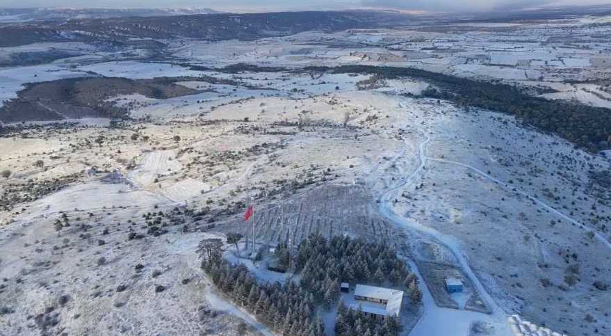 Bir hafta aradan sonra yeniden yağan karla beyaza bürünen Mihalıççık dron ile havadan görüntülenirken ortaya kartpostallık manzaralar çıktı.