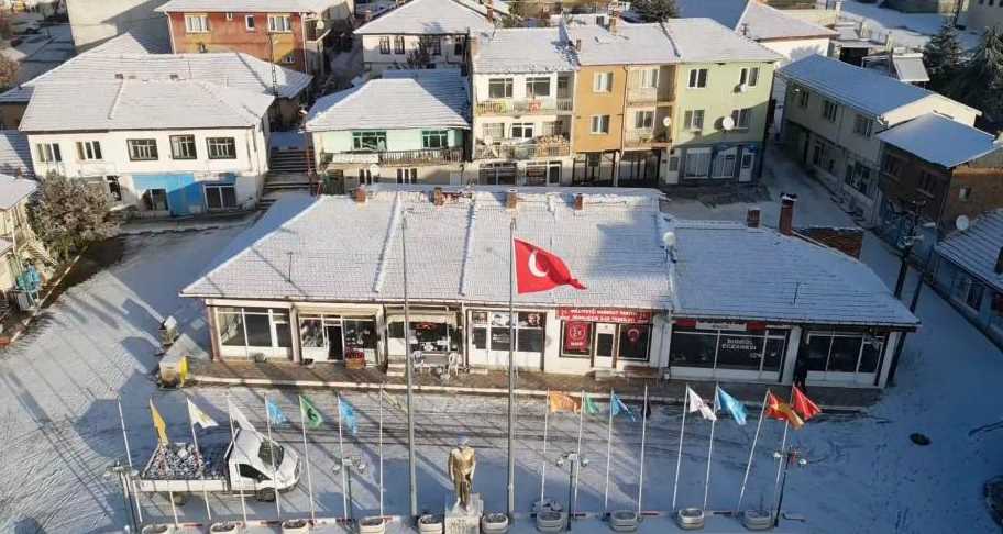 Bir hafta aradan sonra yeniden yağan karla beyaza bürünen Mihalıççık dron ile havadan görüntülenirken ortaya kartpostallık manzaralar çıktı.