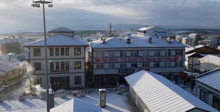 Bir hafta aradan sonra yeniden yağan karla beyaza bürünen Mihalıççık dron ile havadan görüntülenirken ortaya kartpostallık manzaralar çıktı.