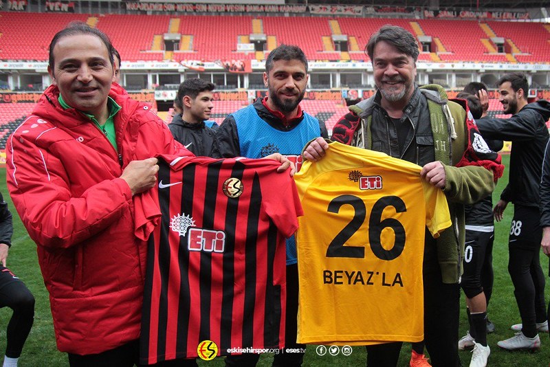 Eskişehirspor’un dünkü antrenmanda sürpriz bir misafiri vardı. Antrenmanı ziyaret eden Türkiye’nin sevilen şovmeni Beyazıt Öztürk, Siyah kırmızılı futbolcuları ziyaret etti. Beyaz futbolculara “Sahaya 7-3-0 taktiği ile çıkın. Önce gol yemeyelim beyler” diyerek taktik verdi. 