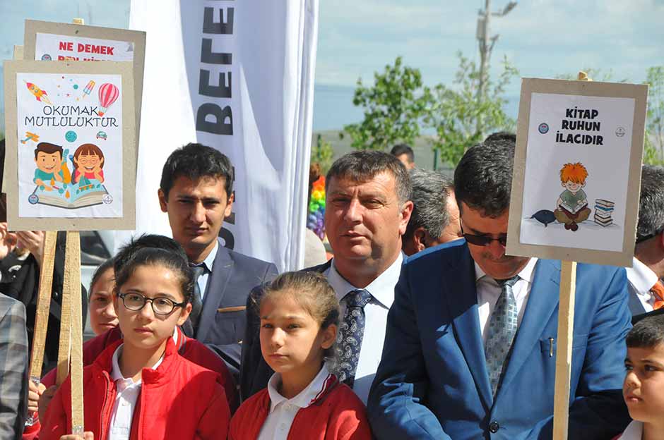 Eskişehir’in Beylikova ilçesinde bu yıl 2.’si düzenlenen Kitap Kültür ve Sanat Günleri başladı. 