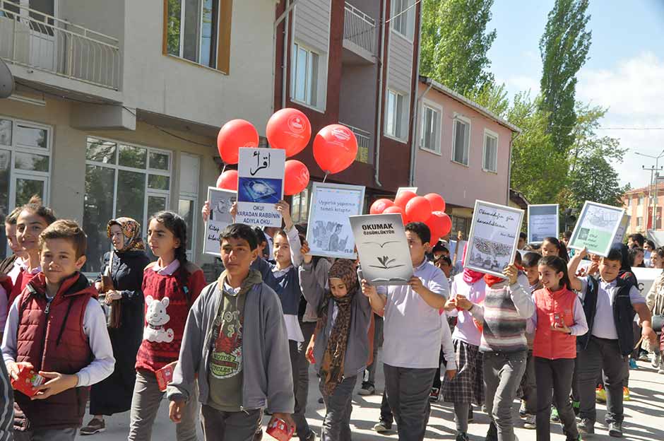 Eskişehir’in Beylikova ilçesinde bu yıl 2.’si düzenlenen Kitap Kültür ve Sanat Günleri başladı. 