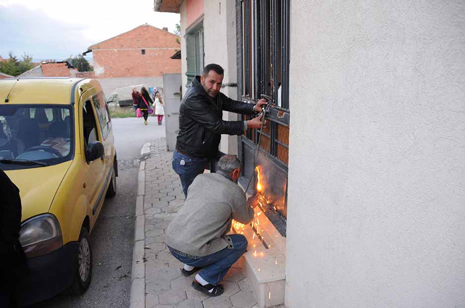 Eskişehir'de psikolojik rahatsızlığı olduğu belirtilen 25 yaşındaki Nurettin Ç., görgü tanıklarının ifadesine göre elinde iki bıçakla komşusunun evininin kapısını kırıp içerisini dağıttı.