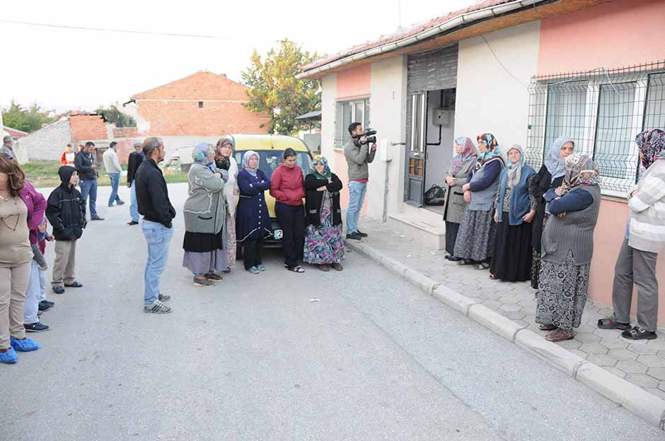 Eskişehir'de psikolojik rahatsızlığı olduğu belirtilen 25 yaşındaki Nurettin Ç., görgü tanıklarının ifadesine göre elinde iki bıçakla komşusunun evininin kapısını kırıp içerisini dağıttı.