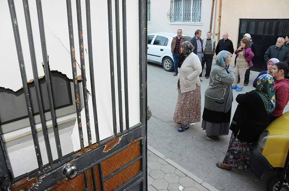 Eskişehir'de psikolojik rahatsızlığı olduğu belirtilen 25 yaşındaki Nurettin Ç., görgü tanıklarının ifadesine göre elinde iki bıçakla komşusunun evininin kapısını kırıp içerisini dağıttı.