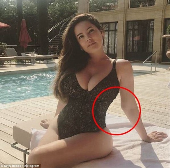 Ünlü model ve oyuncu Kelly Brook, Instagram'dan bikinili pozunu paylaştı. Hayranları Brook'un kilolu halini eleştirince, ünlü modelin morali fena bozuldu. 37 yaşındaki Brook, geçtiğimiz günlerde sevgilisi Jeremy Parisi ile çıktığı Fransa tatilinde uzaktan çekilmiş bir bikinili pozunu paylaştı. Ardından da fotoğrafa binlerce yorum yağarken, bazıları Brook'u "Şişman" diyerek eleştirdi. Brook kendisine yöneltilen tüm eleştirilere "Benim derim kalın. Kesinlikle" diye şaka yollu bir yanıt verdi.  Çok fazla eleştiri alan pozunu da instagram safyasından sildi. Kelly Brook'un tartışılan pozu çok sayıda yorum aldı. Bazıları onu "sahil balinası" diye eleştirirken bazıları da "Belki 5 kilo vermelisin. Ama sen her halinle güzelsin" diyerek Brook'a destek oldu.