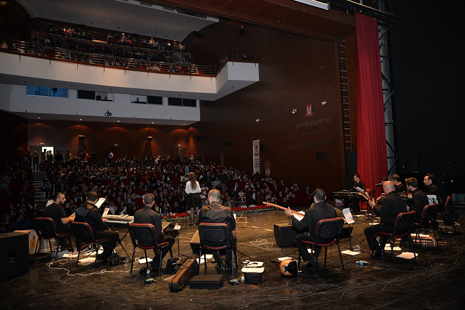 Bilecik Belediyesi tarafından gerçekleştirilen Kristal Çınar Ses Yarışmasında en güzel sesin belirlendiği final gecesi muhteşem bir program ile gerçekleştirildi.