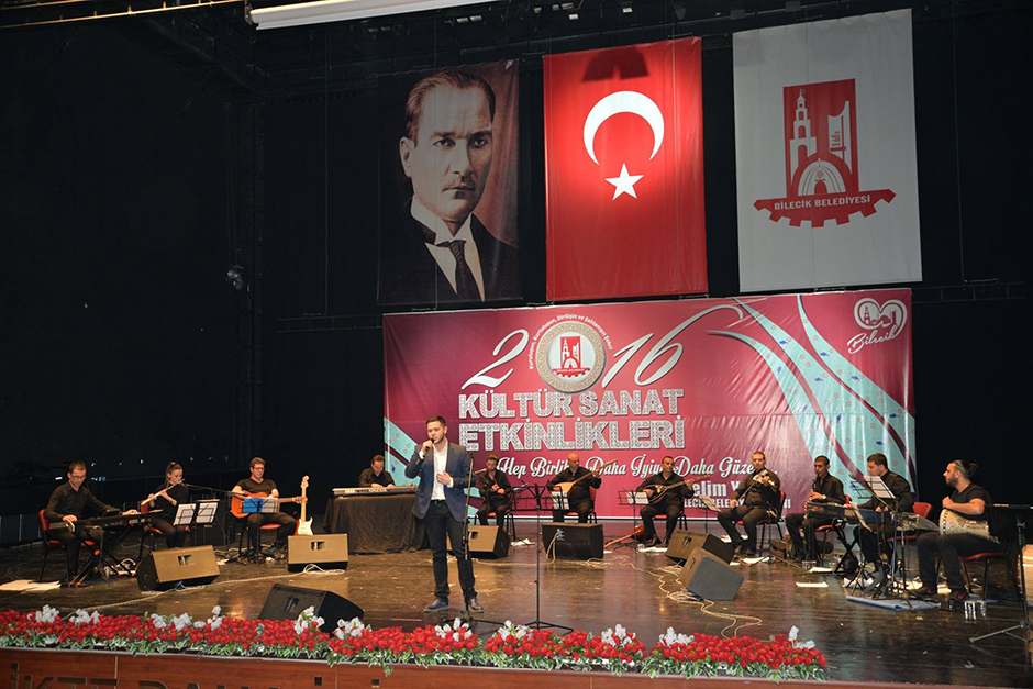 Bilecik Belediyesi tarafından gerçekleştirilen Kristal Çınar Ses Yarışmasında en güzel sesin belirlendiği final gecesi muhteşem bir program ile gerçekleştirildi.