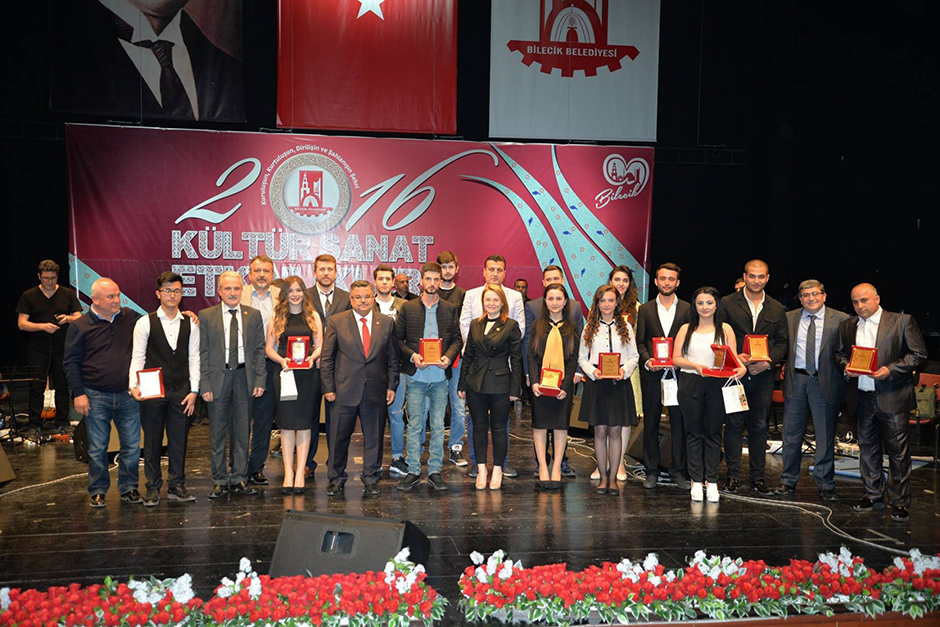 Bilecik Belediyesi tarafından gerçekleştirilen Kristal Çınar Ses Yarışmasında en güzel sesin belirlendiği final gecesi muhteşem bir program ile gerçekleştirildi.