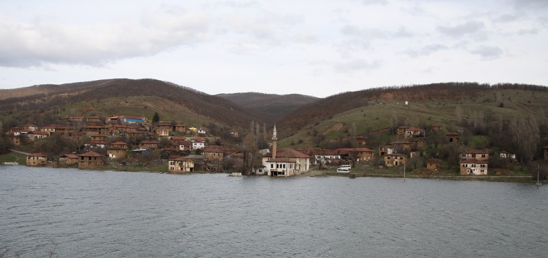 Bilecik'in Pazaryeri ilçesinde 2006 yılında baraj kurulmasının ardından büyük bölümü sular altında kalan Günyurdu köyünde, son yağışların da etkisiyle su seviyesi yükseldi.